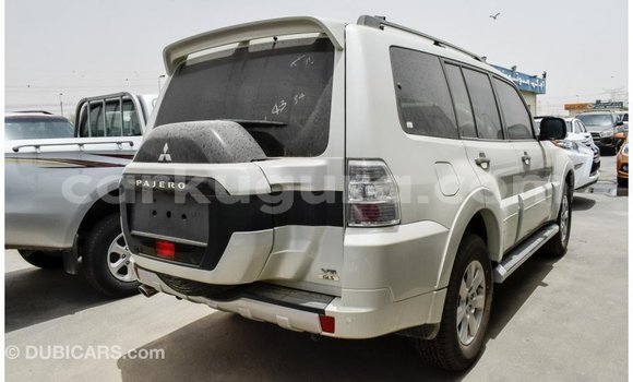 Acheter Import Voiture Mitsubishi Pajero Blanc à Import - Dubai, Bujumbura Acheter Import Voiture Mitsubishi Pajero Blanc à Import - Dubai, Bujumbura