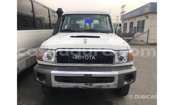 Nunua Imported Toyota Land Cruiser Nyeupe Gari ndani ya Import - Dubai nchini Bujumbura Nunua Imported Toyota Land Cruiser Nyeupe Gari ndani ya Import - Dubai nchini Bujumbura