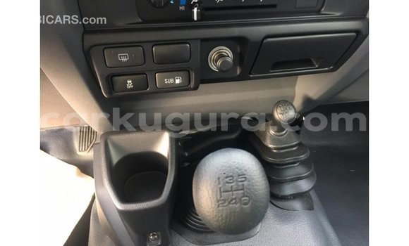 Nunua Imported Toyota Land Cruiser Nyeupe Gari ndani ya Import - Dubai nchini Bujumbura Nunua Imported Toyota Land Cruiser Nyeupe Gari ndani ya Import - Dubai nchini Bujumbura