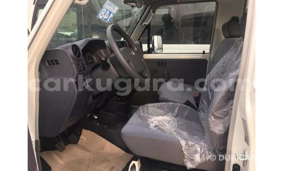Acheter Import Voiture Toyota Land Cruiser Blanc à Import - Dubai, Bujumbura Acheter Import Voiture Toyota Land Cruiser Blanc à Import - Dubai, Bujumbura