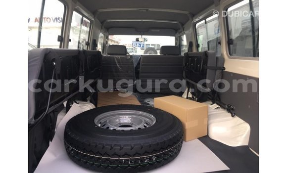 Nunua Imported Toyota Land Cruiser Nyeupe Gari ndani ya Import - Dubai nchini Bujumbura Nunua Imported Toyota Land Cruiser Nyeupe Gari ndani ya Import - Dubai nchini Bujumbura