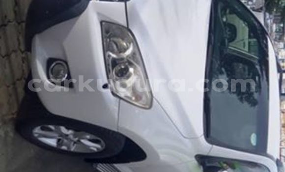 Nunua Ilio tumika Toyota RAV4 Nyeupe Gari ndani ya Bujumbura nchini Bujumbura Nunua Ilio tumika Toyota RAV4 Nyeupe Gari ndani ya Bujumbura nchini Bujumbura