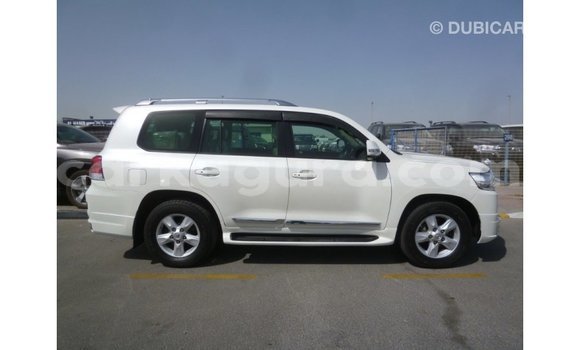 Acheter Import Voiture Toyota Land Cruiser Blanc à Import - Dubai, Bujumbura Acheter Import Voiture Toyota Land Cruiser Blanc à Import - Dubai, Bujumbura