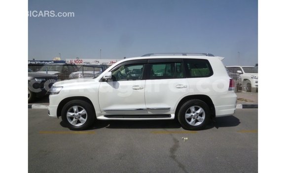 Acheter Import Voiture Toyota Land Cruiser Blanc à Import - Dubai, Bujumbura Acheter Import Voiture Toyota Land Cruiser Blanc à Import - Dubai, Bujumbura