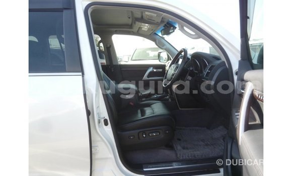 Acheter Import Voiture Toyota Land Cruiser Blanc à Import - Dubai, Bujumbura Acheter Import Voiture Toyota Land Cruiser Blanc à Import - Dubai, Bujumbura