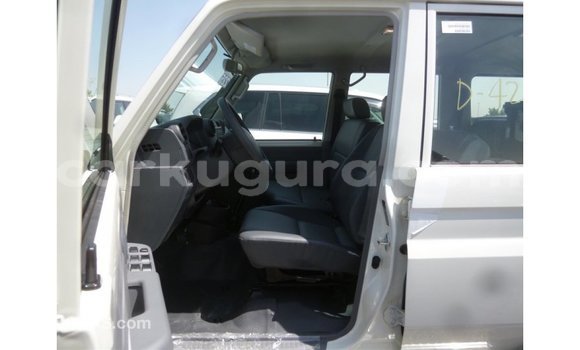 Nunua Imported Toyota Land Cruiser Nyeupe Gari ndani ya Import - Dubai nchini Bujumbura Nunua Imported Toyota Land Cruiser Nyeupe Gari ndani ya Import - Dubai nchini Bujumbura