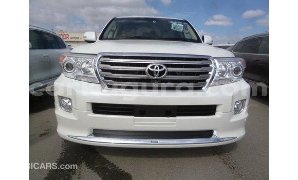 Nunua Imported Toyota Land Cruiser Nyeupe Gari ndani ya Import - Dubai nchini Bujumbura Nunua Imported Toyota Land Cruiser Nyeupe Gari ndani ya Import - Dubai nchini Bujumbura