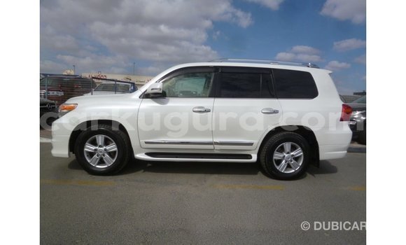 Nunua Imported Toyota Land Cruiser Nyeupe Gari ndani ya Import - Dubai nchini Bujumbura Nunua Imported Toyota Land Cruiser Nyeupe Gari ndani ya Import - Dubai nchini Bujumbura