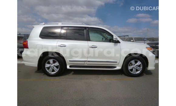 Nunua Imported Toyota Land Cruiser Nyeupe Gari ndani ya Import - Dubai nchini Bujumbura Nunua Imported Toyota Land Cruiser Nyeupe Gari ndani ya Import - Dubai nchini Bujumbura