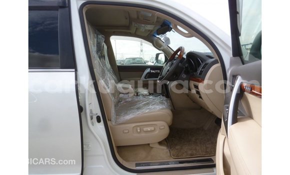 Nunua Imported Toyota Land Cruiser Nyeupe Gari ndani ya Import - Dubai nchini Bujumbura Nunua Imported Toyota Land Cruiser Nyeupe Gari ndani ya Import - Dubai nchini Bujumbura