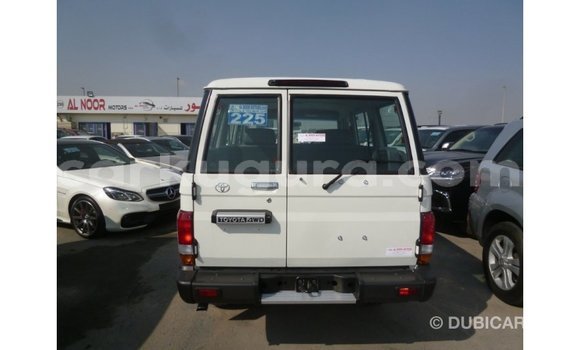 Acheter Import Voiture Toyota Land Cruiser Blanc à Import - Dubai, Bujumbura Acheter Import Voiture Toyota Land Cruiser Blanc à Import - Dubai, Bujumbura