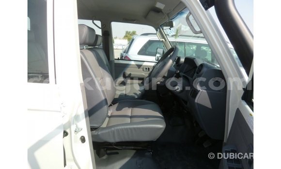 Acheter Import Voiture Toyota Land Cruiser Blanc à Import - Dubai, Bujumbura Acheter Import Voiture Toyota Land Cruiser Blanc à Import - Dubai, Bujumbura