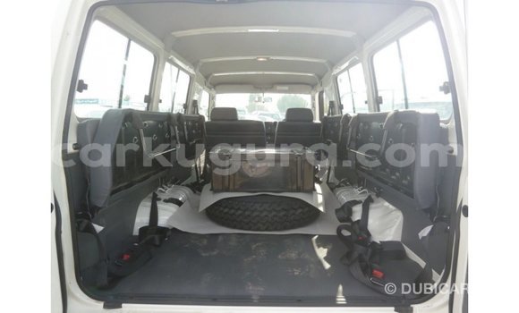 Acheter Import Voiture Toyota Land Cruiser Blanc à Import - Dubai, Bujumbura Acheter Import Voiture Toyota Land Cruiser Blanc à Import - Dubai, Bujumbura