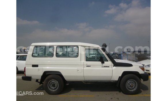 Acheter Import Voiture Toyota Land Cruiser Blanc à Import - Dubai, Bujumbura Acheter Import Voiture Toyota Land Cruiser Blanc à Import - Dubai, Bujumbura