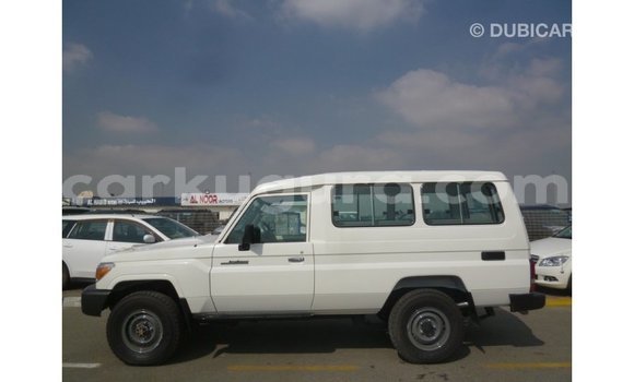 Acheter Import Voiture Toyota Land Cruiser Blanc à Import - Dubai, Bujumbura Acheter Import Voiture Toyota Land Cruiser Blanc à Import - Dubai, Bujumbura