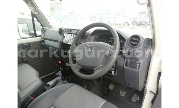 Acheter Import Voiture Toyota Land Cruiser Blanc à Import - Dubai, Bujumbura Acheter Import Voiture Toyota Land Cruiser Blanc à Import - Dubai, Bujumbura