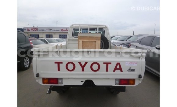 Acheter Import Voiture Toyota Land Cruiser Blanc à Import - Dubai, Bujumbura Acheter Import Voiture Toyota Land Cruiser Blanc à Import - Dubai, Bujumbura