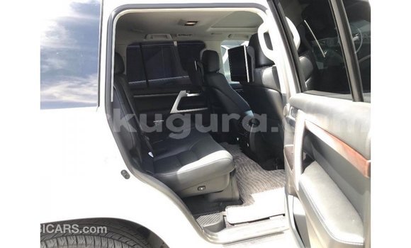 Acheter Import Voiture Toyota Land Cruiser Blanc à Import - Dubai, Bujumbura Acheter Import Voiture Toyota Land Cruiser Blanc à Import - Dubai, Bujumbura