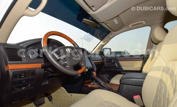Nunua Imported Toyota Land Cruiser Nyeupe Gari ndani ya Import - Dubai nchini Bujumbura Nunua Imported Toyota Land Cruiser Nyeupe Gari ndani ya Import - Dubai nchini Bujumbura