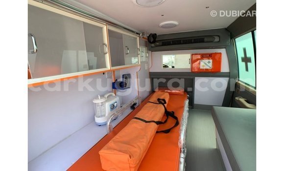 Nunua Imported Toyota Land Cruiser Nyeupe Gari ndani ya Import - Dubai nchini Bujumbura Nunua Imported Toyota Land Cruiser Nyeupe Gari ndani ya Import - Dubai nchini Bujumbura