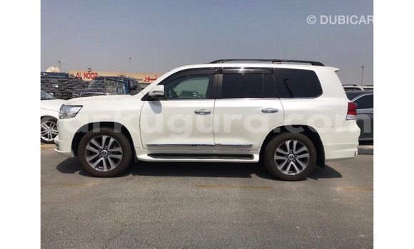 Acheter Import Voiture Toyota Land Cruiser Blanc à Import - Dubai, Bujumbura Acheter Import Voiture Toyota Land Cruiser Blanc à Import - Dubai, Bujumbura