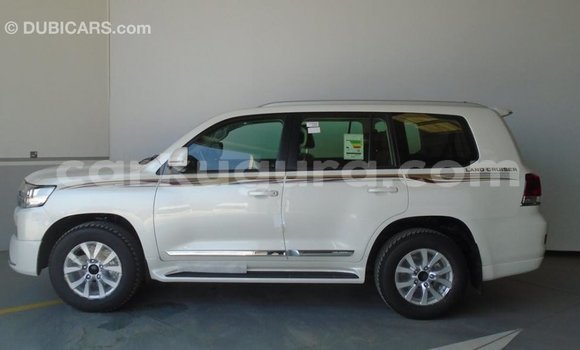 Acheter Import Voiture Toyota Land Cruiser Blanc à Import - Dubai, Bujumbura Acheter Import Voiture Toyota Land Cruiser Blanc à Import - Dubai, Bujumbura
