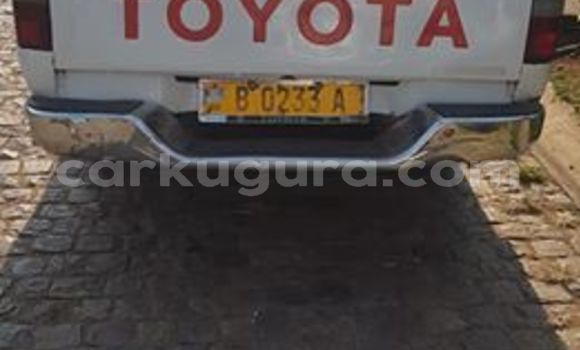Buy Used Toyota Hilux White Car in Bujumbura in Bujumbura Buy Used Toyota Hilux White Car in Bujumbura in Bujumbura