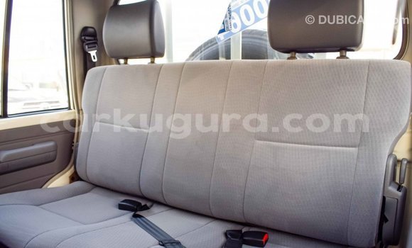 Nunua Imported Toyota Land Cruiser Nyeupe Gari ndani ya Import - Dubai nchini Bujumbura Nunua Imported Toyota Land Cruiser Nyeupe Gari ndani ya Import - Dubai nchini Bujumbura