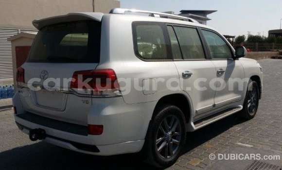 Acheter Import Voiture Toyota Land Cruiser Blanc à Import - Dubai, Bujumbura Acheter Import Voiture Toyota Land Cruiser Blanc à Import - Dubai, Bujumbura