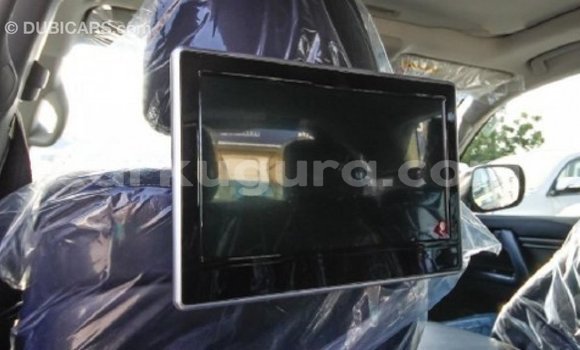 Acheter Import Voiture Toyota Land Cruiser Blanc à Import - Dubai, Bujumbura Acheter Import Voiture Toyota Land Cruiser Blanc à Import - Dubai, Bujumbura