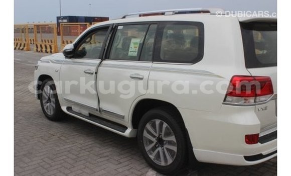 Nunua Imported Toyota Land Cruiser Nyeupe Gari ndani ya Import - Dubai nchini Bujumbura Nunua Imported Toyota Land Cruiser Nyeupe Gari ndani ya Import - Dubai nchini Bujumbura