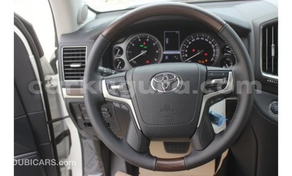 Nunua Imported Toyota Land Cruiser Nyeupe Gari ndani ya Import - Dubai nchini Bujumbura Nunua Imported Toyota Land Cruiser Nyeupe Gari ndani ya Import - Dubai nchini Bujumbura