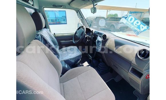 Nunua Imported Toyota Land Cruiser Beige Gari ndani ya Import - Dubai nchini Bujumbura Nunua Imported Toyota Land Cruiser Beige Gari ndani ya Import - Dubai nchini Bujumbura