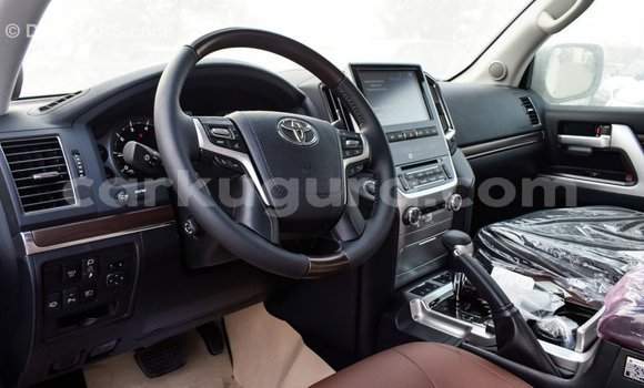 Nunua Imported Toyota Land Cruiser Nyeupe Gari ndani ya Import - Dubai nchini Bujumbura Nunua Imported Toyota Land Cruiser Nyeupe Gari ndani ya Import - Dubai nchini Bujumbura