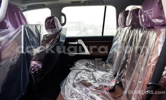 Nunua Imported Toyota Land Cruiser Nyeupe Gari ndani ya Import - Dubai nchini Bujumbura Nunua Imported Toyota Land Cruiser Nyeupe Gari ndani ya Import - Dubai nchini Bujumbura