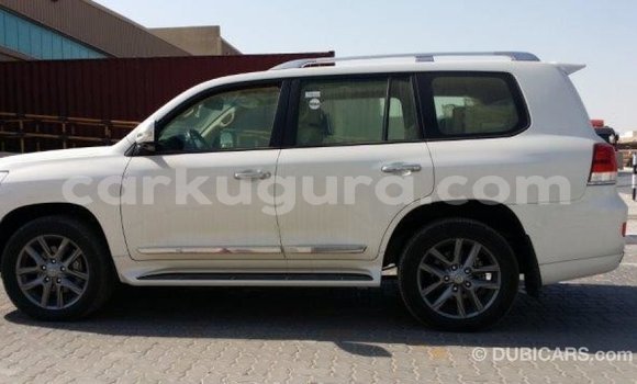 Acheter Import Voiture Toyota Land Cruiser Blanc à Import - Dubai, Bujumbura Acheter Import Voiture Toyota Land Cruiser Blanc à Import - Dubai, Bujumbura
