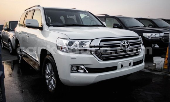 Acheter Import Voiture Toyota Land Cruiser Blanc à Import - Dubai, Bujumbura Acheter Import Voiture Toyota Land Cruiser Blanc à Import - Dubai, Bujumbura