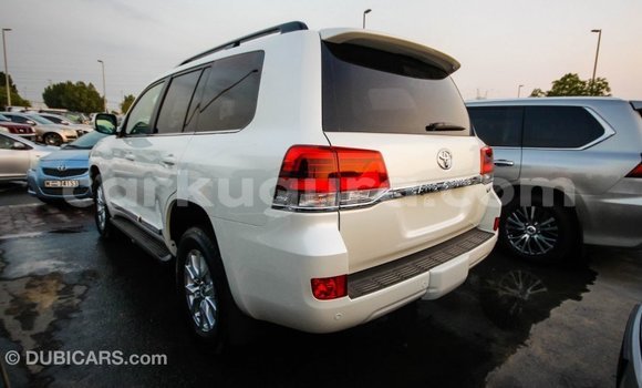 Acheter Import Voiture Toyota Land Cruiser Blanc à Import - Dubai, Bujumbura Acheter Import Voiture Toyota Land Cruiser Blanc à Import - Dubai, Bujumbura