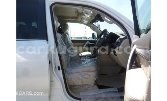 Acheter Import Voiture Toyota Land Cruiser Blanc à Import - Dubai, Bujumbura Acheter Import Voiture Toyota Land Cruiser Blanc à Import - Dubai, Bujumbura