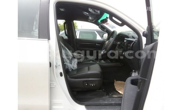 Nunua Imported Toyota Hilux Nyeupe Gari ndani ya Import - Dubai nchini Bujumbura Nunua Imported Toyota Hilux Nyeupe Gari ndani ya Import - Dubai nchini Bujumbura
