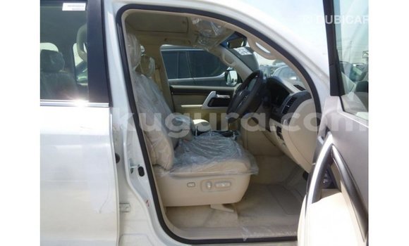 Nunua Imported Toyota Land Cruiser Nyeupe Gari ndani ya Import - Dubai nchini Bujumbura Nunua Imported Toyota Land Cruiser Nyeupe Gari ndani ya Import - Dubai nchini Bujumbura