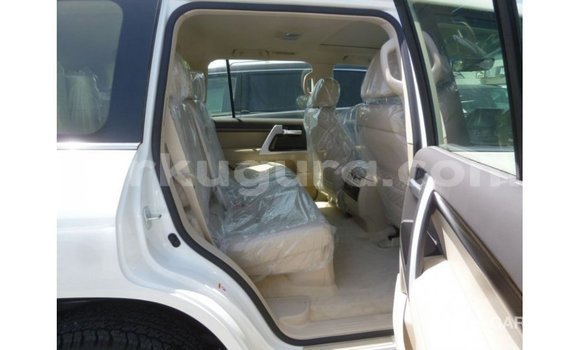 Nunua Imported Toyota Land Cruiser Nyeupe Gari ndani ya Import - Dubai nchini Bujumbura Nunua Imported Toyota Land Cruiser Nyeupe Gari ndani ya Import - Dubai nchini Bujumbura
