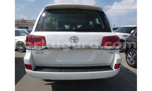 Nunua Imported Toyota Land Cruiser Nyeupe Gari ndani ya Import - Dubai nchini Bujumbura Nunua Imported Toyota Land Cruiser Nyeupe Gari ndani ya Import - Dubai nchini Bujumbura