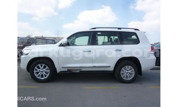 Nunua Imported Toyota Land Cruiser Nyeupe Gari ndani ya Import - Dubai nchini Bujumbura Nunua Imported Toyota Land Cruiser Nyeupe Gari ndani ya Import - Dubai nchini Bujumbura