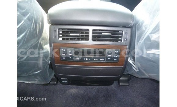 Nunua Imported Toyota Land Cruiser Nyeupe Gari ndani ya Import - Dubai nchini Bujumbura Nunua Imported Toyota Land Cruiser Nyeupe Gari ndani ya Import - Dubai nchini Bujumbura