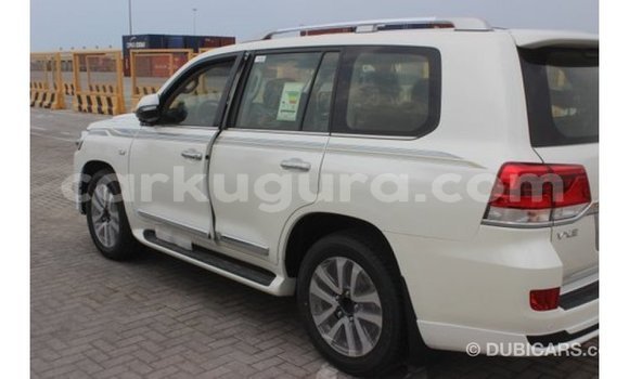 Nunua Imported Toyota Land Cruiser Nyeupe Gari ndani ya Import - Dubai nchini Bujumbura Nunua Imported Toyota Land Cruiser Nyeupe Gari ndani ya Import - Dubai nchini Bujumbura