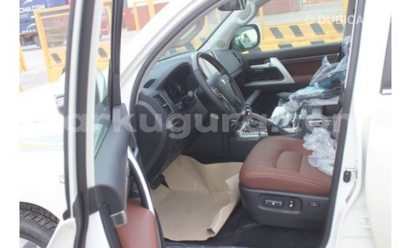 Nunua Imported Toyota Land Cruiser Nyeupe Gari ndani ya Import - Dubai nchini Bujumbura Nunua Imported Toyota Land Cruiser Nyeupe Gari ndani ya Import - Dubai nchini Bujumbura