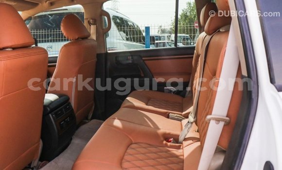 Nunua Imported Toyota Land Cruiser Nyeupe Gari ndani ya Import - Dubai nchini Bujumbura Nunua Imported Toyota Land Cruiser Nyeupe Gari ndani ya Import - Dubai nchini Bujumbura