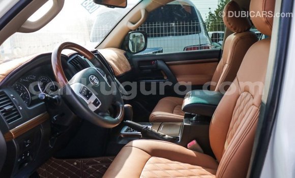 Nunua Imported Toyota Land Cruiser Nyeupe Gari ndani ya Import - Dubai nchini Bujumbura Nunua Imported Toyota Land Cruiser Nyeupe Gari ndani ya Import - Dubai nchini Bujumbura