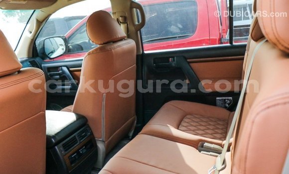 Nunua Imported Toyota Land Cruiser Nyeupe Gari ndani ya Import - Dubai nchini Bujumbura Nunua Imported Toyota Land Cruiser Nyeupe Gari ndani ya Import - Dubai nchini Bujumbura